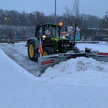 Flächenräumung mit Flächenschneeschieber