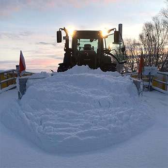 Einkaufsmärkte, Industrieflächen, Tankstellen, Parkplätze effizient von Schnee befreien