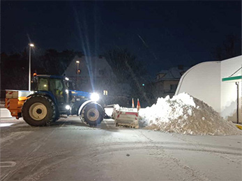 Flächenschneeschieber im Winterdiensteinsatz