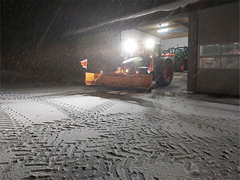 Einkaufsmärkte, Industrieflächen, Tankstellen, Parkplätze effizient von Schnee befreien